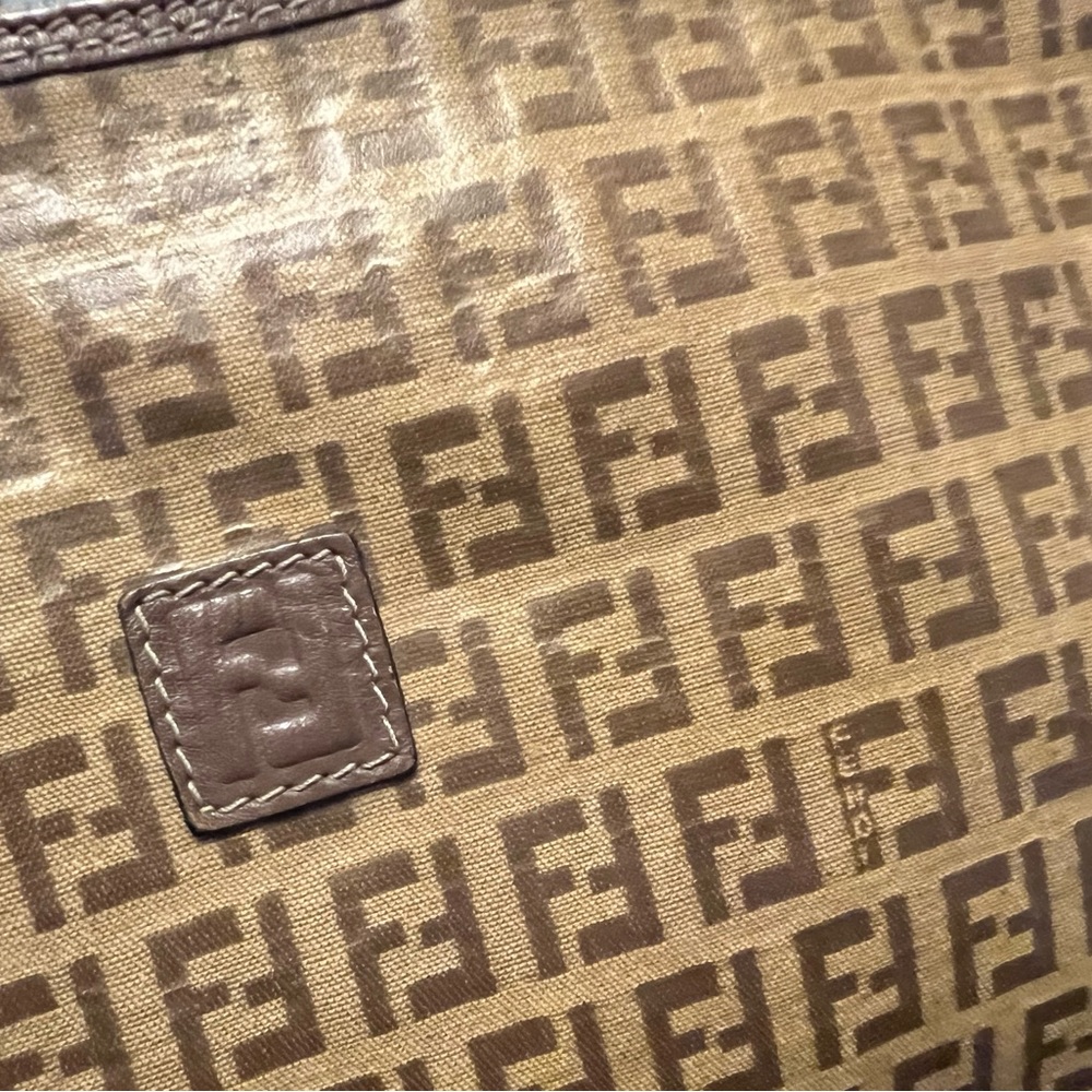 Vintage Fendi shoulder bag. This bag is in very good condition. - Picture 4 of 7